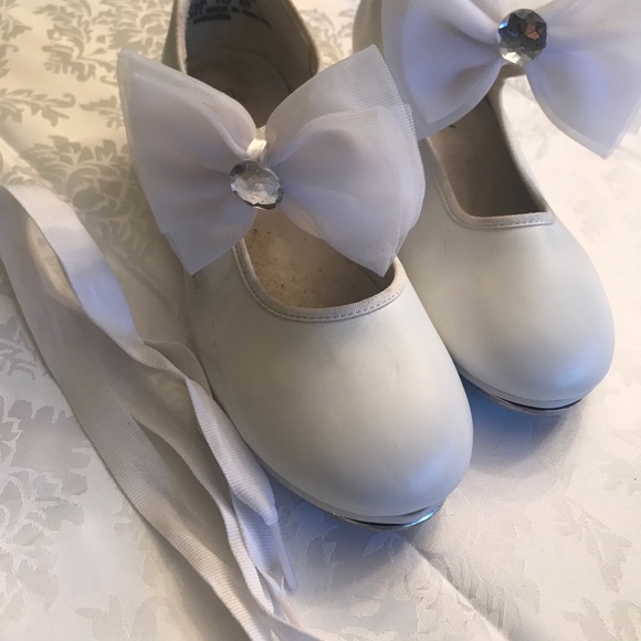 Child size 5 1/2 White Capezio Tap Dance Shoes with bows and laces to pick from! - Picture 2 of 6